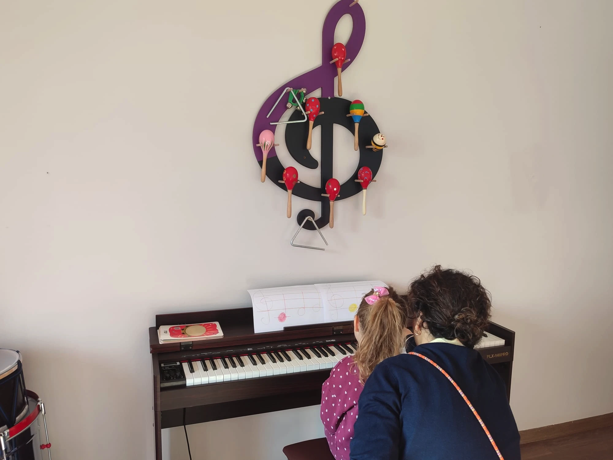 Sanat etkinliği yapan çocuklar