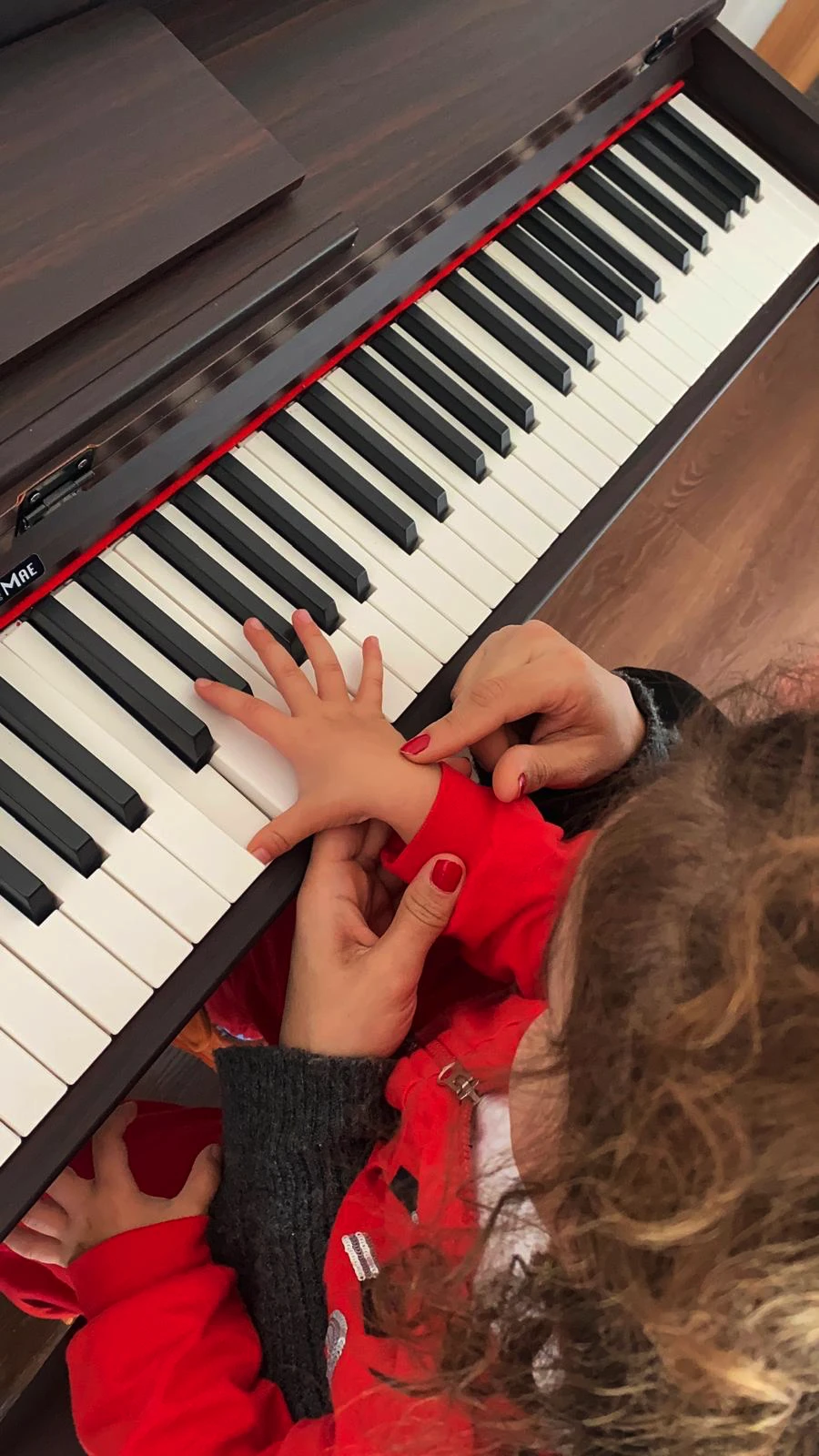 Müzik dersinde enstrüman çalan çocuklar