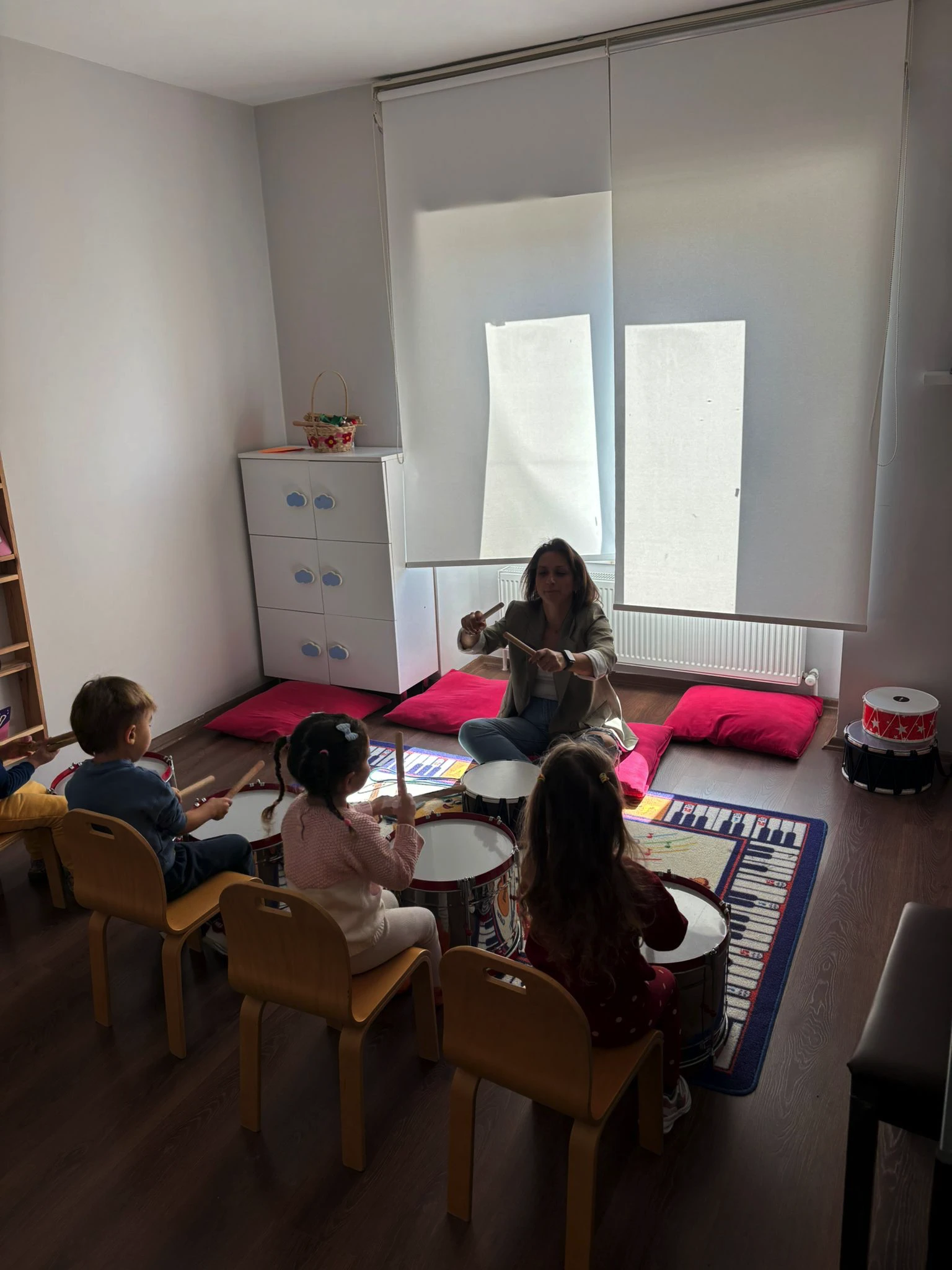 Yıl sonu gösterisinde sahne alan öğrenciler