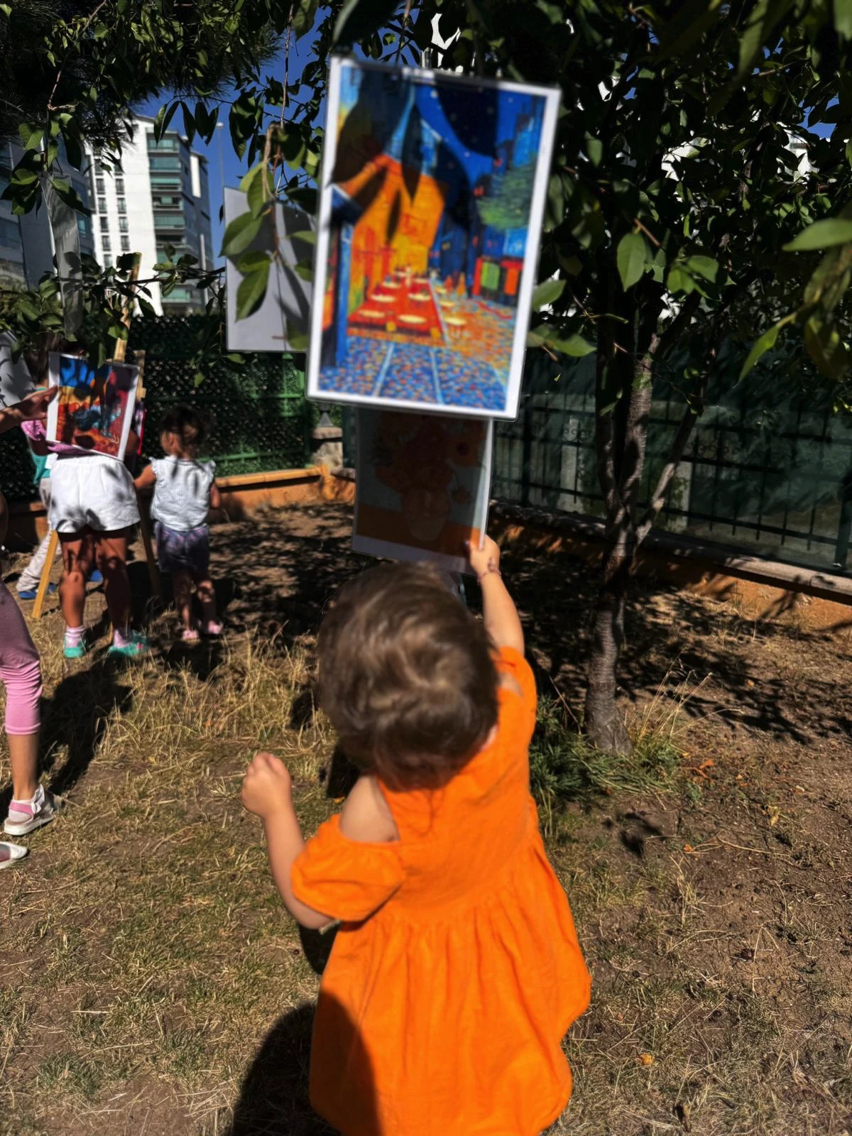 Okul bahçesinde oynayan çocuklar