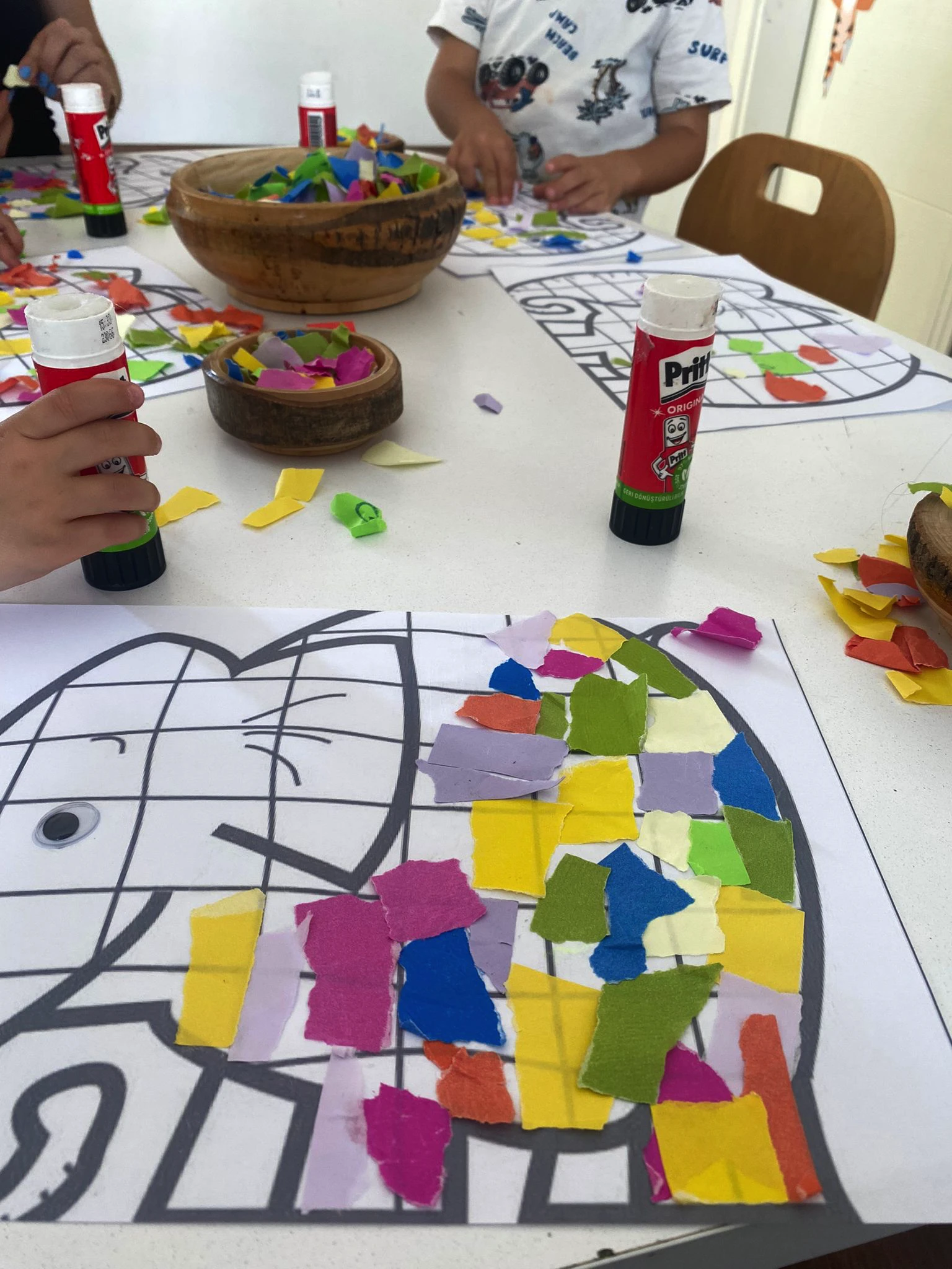 Resim yapan çocuklar